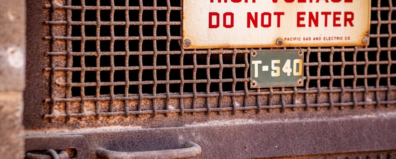 Red warning sign symbolizing how to spot a crypto rug pull before investing