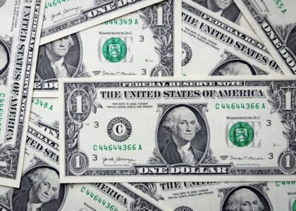 Stack of US dollar bills symbolizing stablecoin dollar peg